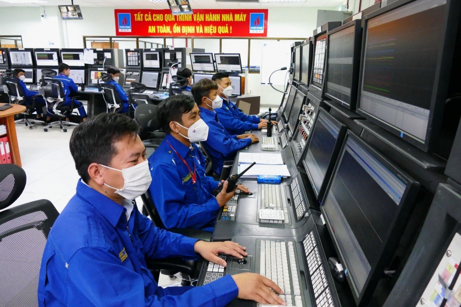 Người lao động PETROVIETNAM tại phòng điều khiển trung tâm Nhà máy Lọc dầu Dung Quất.