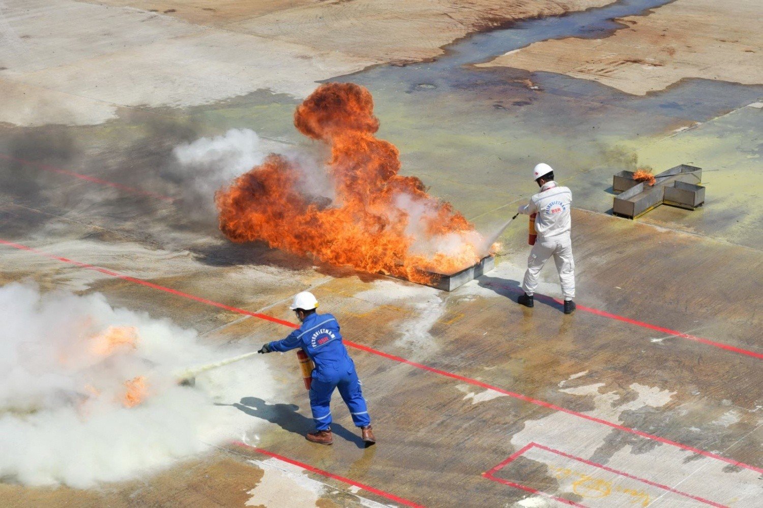 Người lao động PETROVIETNAM tập luyện kỹ năng chữa cháy nhằm nâng cao khả năng xử lý tình huống trong thực tế.