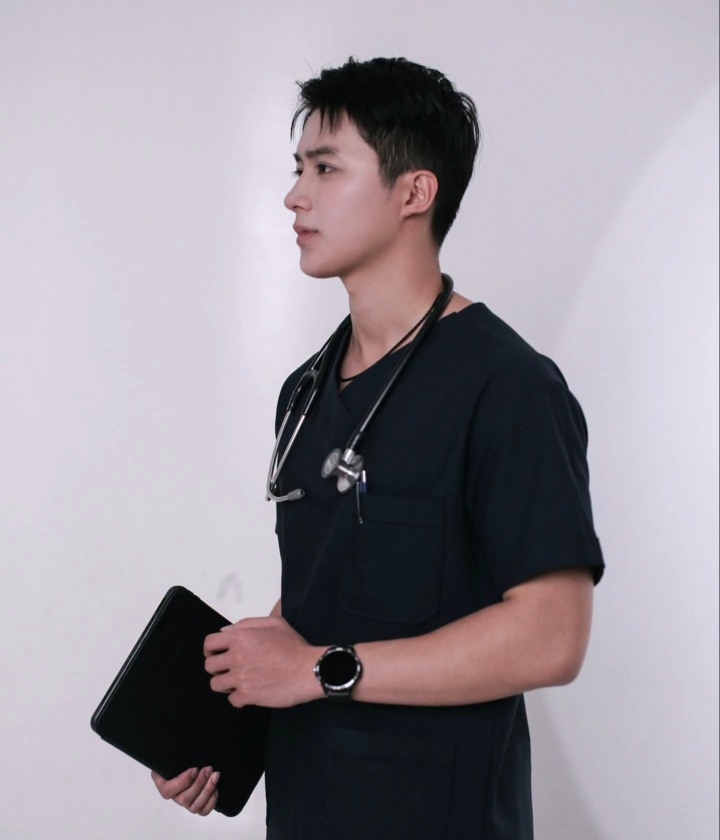 Nam bác sĩ trẻ mong có thể trở thành bác sĩ giỏi, là thành viên của “gia đình bác sĩ nội trú ung thư” và cùng các đồng môn hỗ trợ nhau trong quá trình học tập.