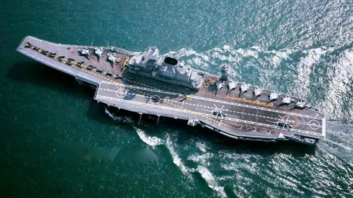 Tàu sân bay lớp Kiev được tân trang lại và đang phục vụ trong Hải quân Ấn Độ. Ảnh 19FortyFive