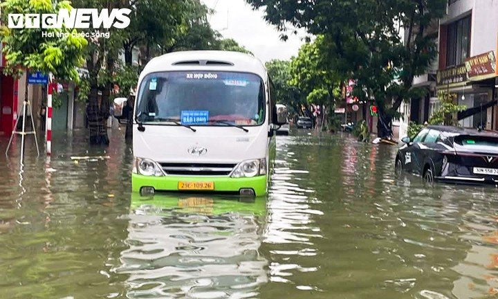 Mưa lớn diện rộng khiến Hà Nội xuất hiện nhiều điểm úng ngập sáng 15/9. (Ảnh: Minh Đức)