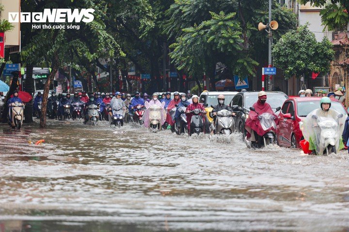 Mưa lớn kéo dài từ đêm 14 đến sáng 15/9 khiến nhiều tuyến phố Hà Nội ngập cục bộ, giao thông gặp nhiều khó khăn trong giờ cao điểm.