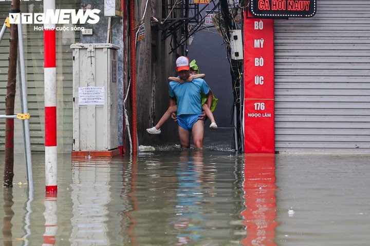 Mưa suốt đêm, nhiều tuyến phố Hà Nội ngập úng, giao thông ùn tắc - 9
