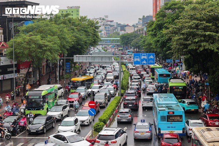 Cùng thời điểm, trên đường Nguyễn Văn Cừ hướng về cầu Chương Dương, tình trạng ùn tắc kéo dài hàng khi lượng phương tiện tăng cao trong giờ cao điểm.