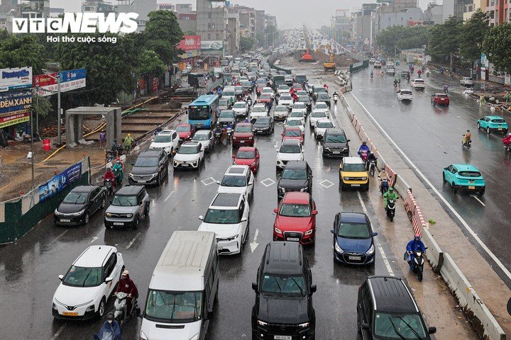 Trong khi đó, khu vực cầu Vĩnh Tuy cũng rơi vào cảnh ùn tắc do phương tiện khó lưu thông theo các hướng.