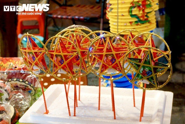 Cận Trung thu, tiểu thương phố lồng đèn ở TP.HCM vẫn 'ngóng' khách mua - 4