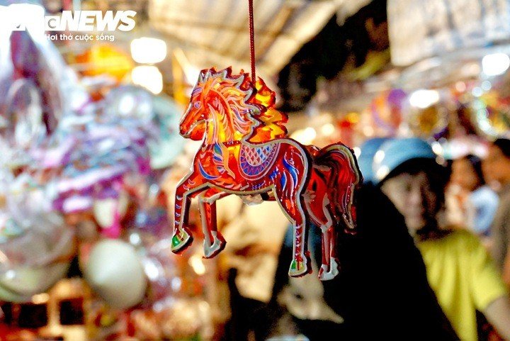 Cận Trung thu, tiểu thương phố lồng đèn ở TP.HCM vẫn 'ngóng' khách mua - 5