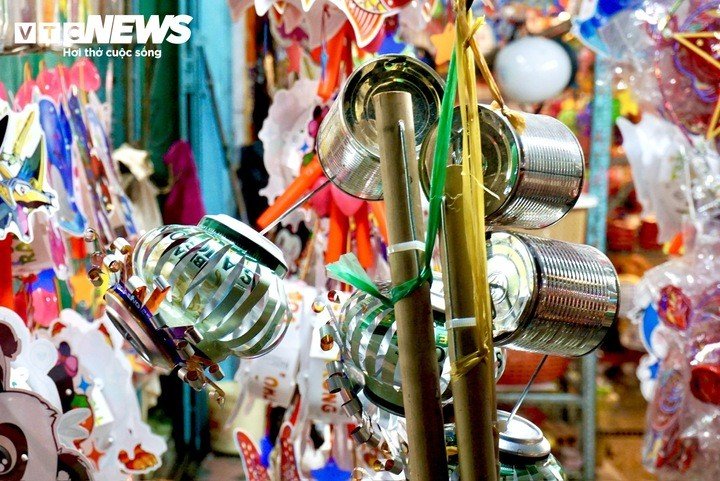 Những chiếc đèn được làm từ lon bia, lon sữa mang đầy ký ức tuổi thơ với giá 10.000 đồng/chiếc.