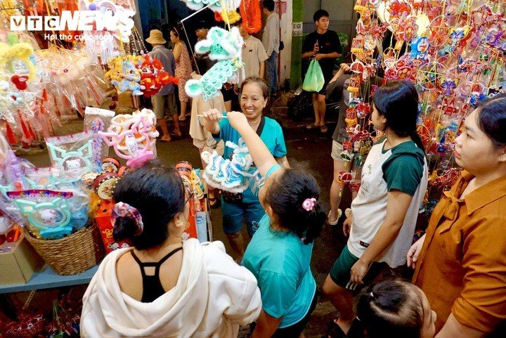 Cận Trung thu, tiểu thương phố lồng đèn ở TP.HCM vẫn 'ngóng' khách mua - 8