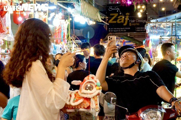 Cận Trung thu, tiểu thương phố lồng đèn ở TP.HCM vẫn 'ngóng' khách mua - 13