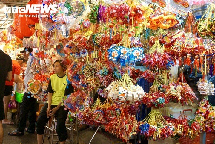 Dù việc buôn bán không còn thuận lợi như trước, nhiều tiểu thương vẫn duy trì gian hàng, tiếp tục nhập và bày bán lồng đèn mỗi mùa Trung thu. Với những người đã gắn bó nhiều năm với nghề, việc bán lồng đèn không chỉ là một mùa kinh doanh mà còn là cách họ giữ lại không khí và những sản phẩm truyền thống của phố lồng đèn Lương Nhữ Học.