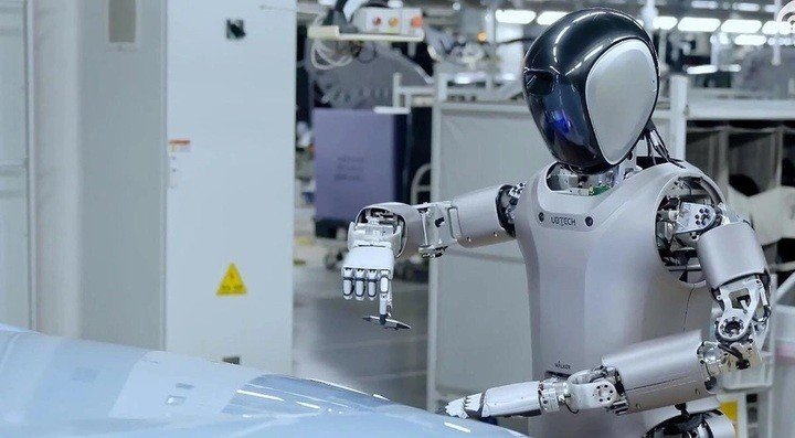 Robot hình người làm việc trong một nhà máy lắp ráp ô tô ở Trung Quốc. (Ảnh: UB Tech)