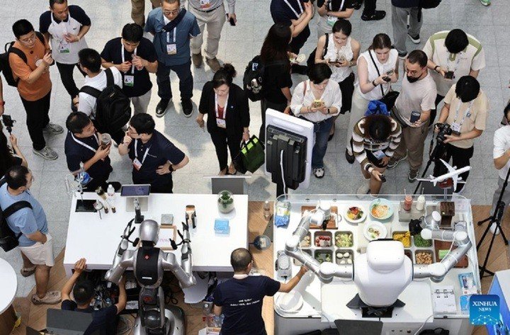 Robot hình người trình diễn kỹ năng tại ội nghị Trí tuệ Nhân tạo Thế giới 2026 ở Thượng Hải, Trung Quốc. (Ảnh: Tân Hoa Xã)