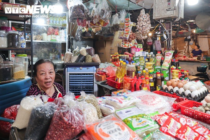 Trước thông tin chợ được giải tỏa, di dời để phục vụ dự án xây dựng mới, nhiều tiểu thương lâu năm cho biết họ gặp khó khăn do thời gian chuẩn bị ngắn. Bà Lý Thị Minh Hằng (69 tuổi), người buôn bán tại chợ từ những ngày đầu thành lập, cho biết gia đình bà có nhiều thế hệ kinh doanh tại đây. Theo bà Hằng, sau cuộc họp đột xuất với chính quyền phường, các tiểu thương được yêu cầu chủ động tìm địa điểm mới để tiếp tục buôn bán, khiến nhiều hộ lúng túng trong việc sinh kế.