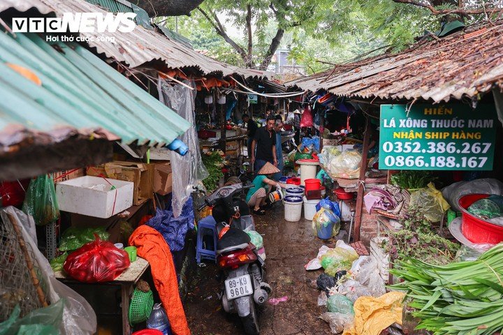 UBND phường Kim Liên cho biết địa phương chia sẻ với những khó khăn, ảnh hưởng đến hoạt động kinh doanh và sinh kế của các tiểu thương trong thời gian chợ tạm dừng. Để hỗ trợ các hộ kinh doanh, phường bố trí địa điểm lưu giữ tạm thời miễn phí đối với hàng khô và một số loại hàng hóa có điều kiện bảo quản đơn giản; đồng thời rà soát, kết nối tiểu thương với các chợ dân sinh lân cận để tìm địa điểm kinh doanh phù hợp.
