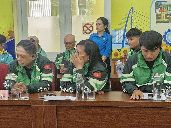 Nữ tài xế bật khóc khi có bầu gần 8 tháng vẫn từng ngày chạy xe tích cóp tiền chờ sinh.