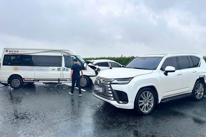 16-1789557253-xe-lexus-chen-ep-tren-cao-toc-hanh-vi-dan-mat-co-the-gay-tai-nan-tham-khoc