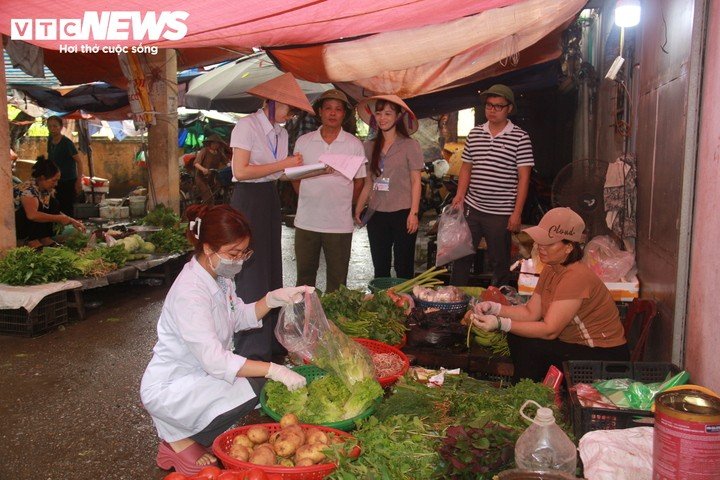 Đoàn kiểm tra của Phòng Kinh tế xã Hoài Đức đi lấy mẫu kiểm nghiệm tại chợ Đức Thượng sáng 16/9.