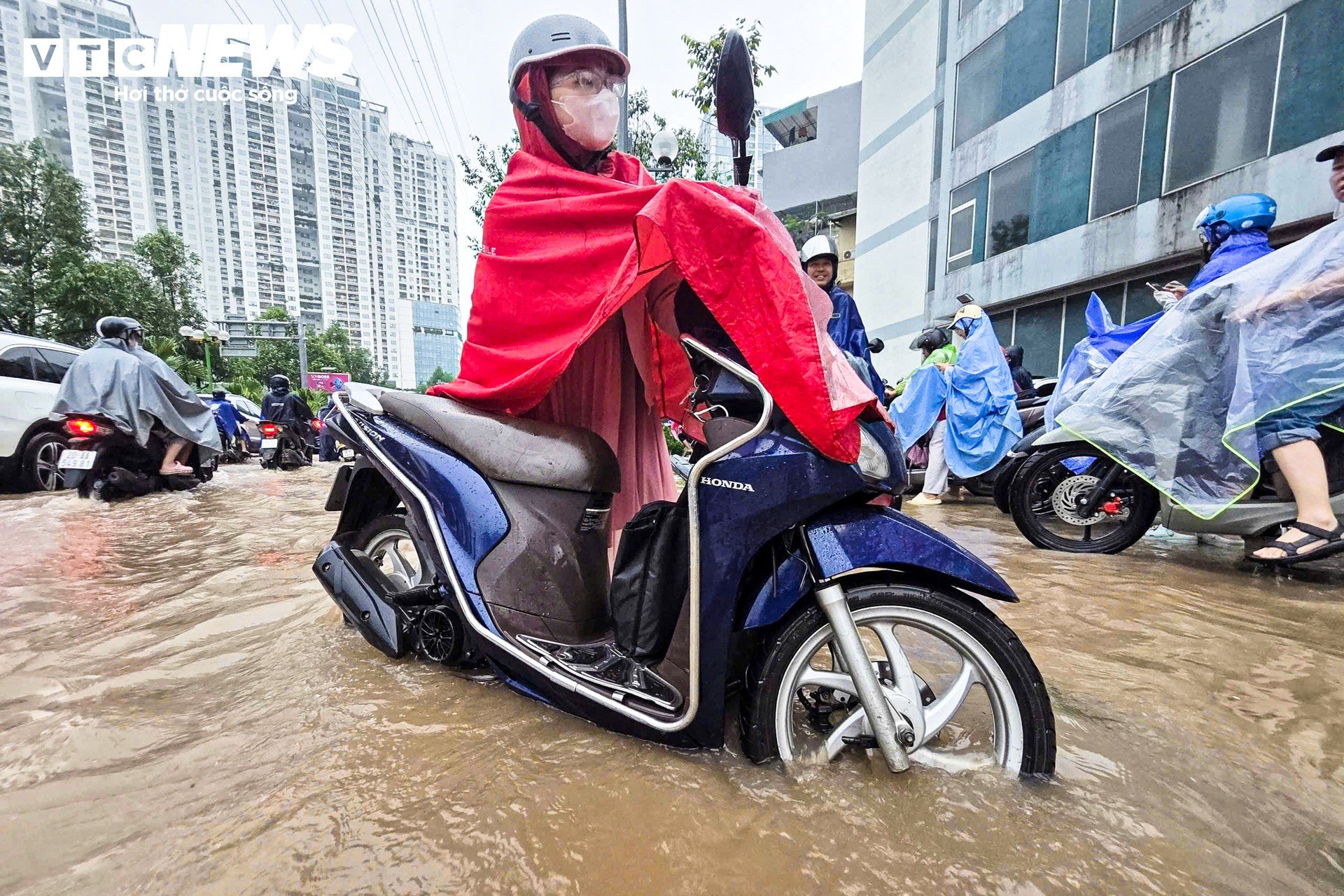 Đường Hà Nội biến thành sông sau cơn mưa lớn, người dân phải lội bộ đi làm - 5