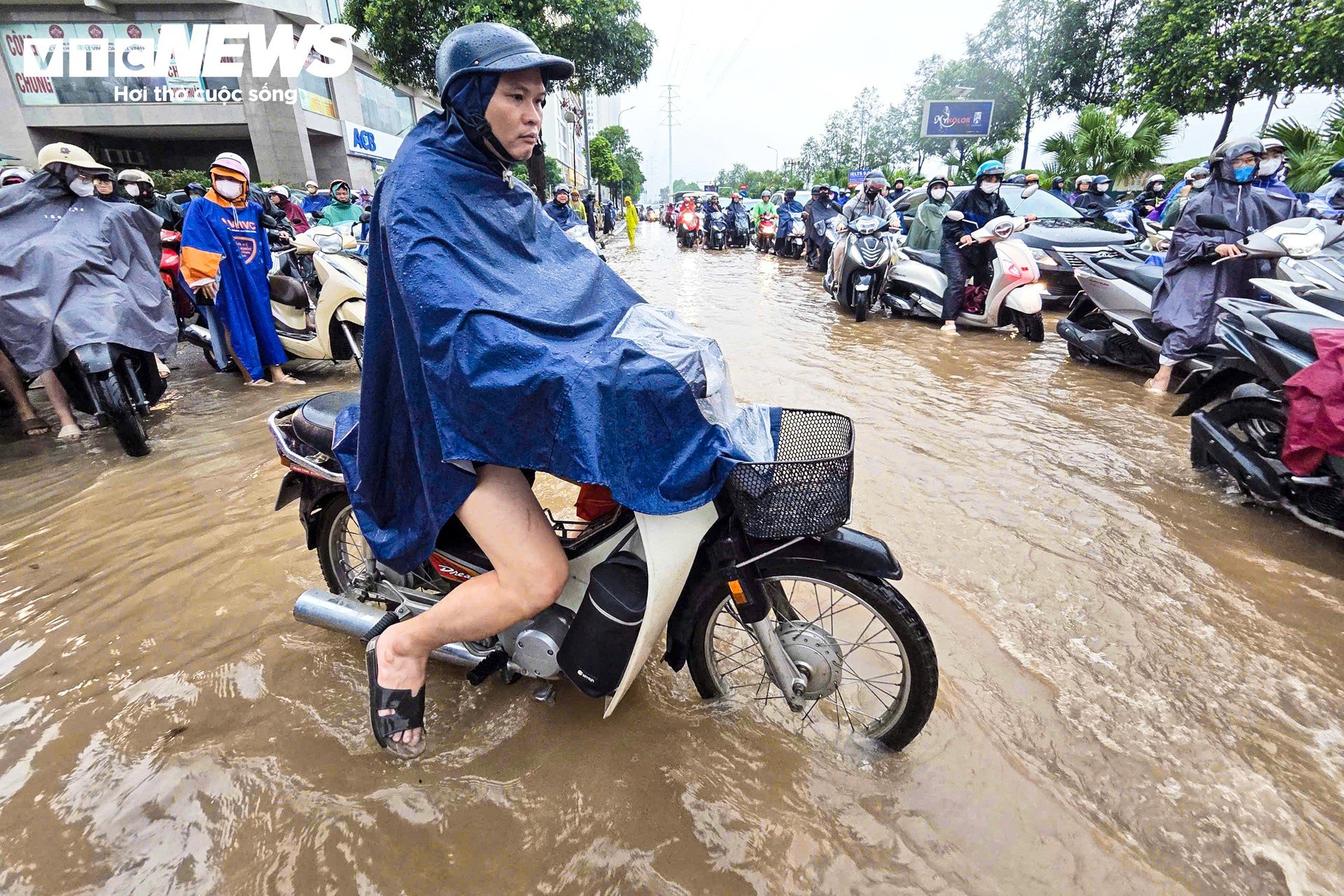 Đường Hà Nội biến thành sông sau cơn mưa lớn, người dân phải lội bộ đi làm - 6