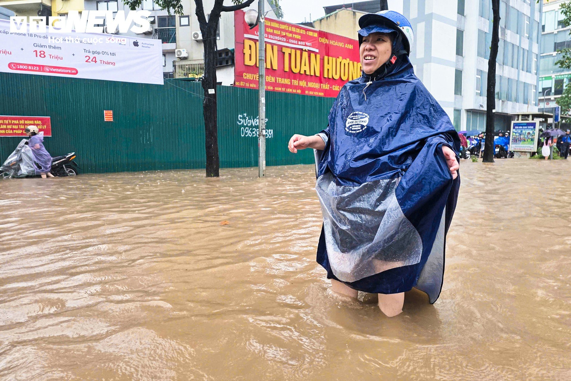 Đường Hà Nội biến thành sông sau cơn mưa lớn, người dân phải lội bộ đi làm - 7