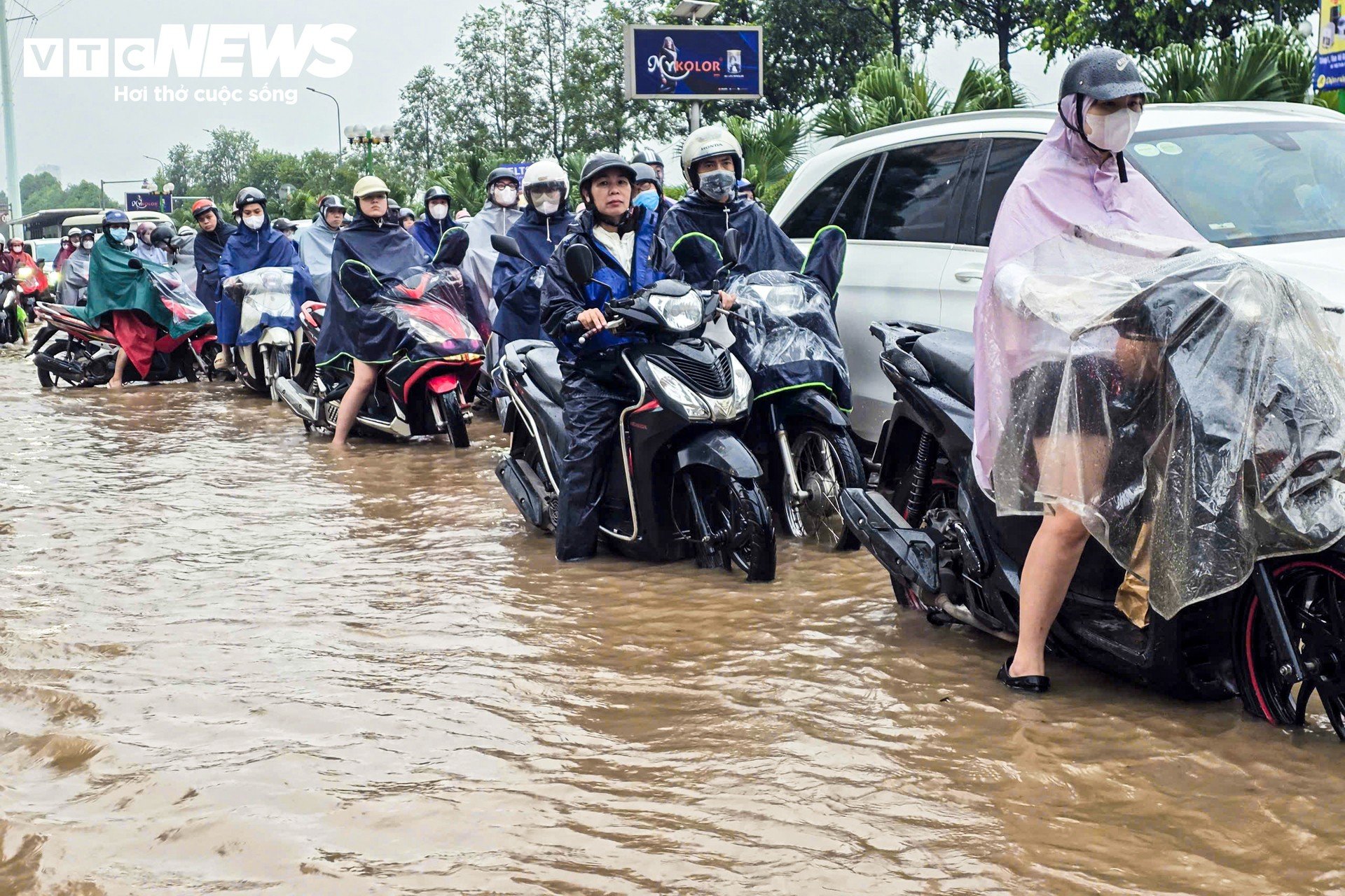 Đường Hà Nội biến thành sông sau cơn mưa lớn, người dân phải lội bộ đi làm - 9