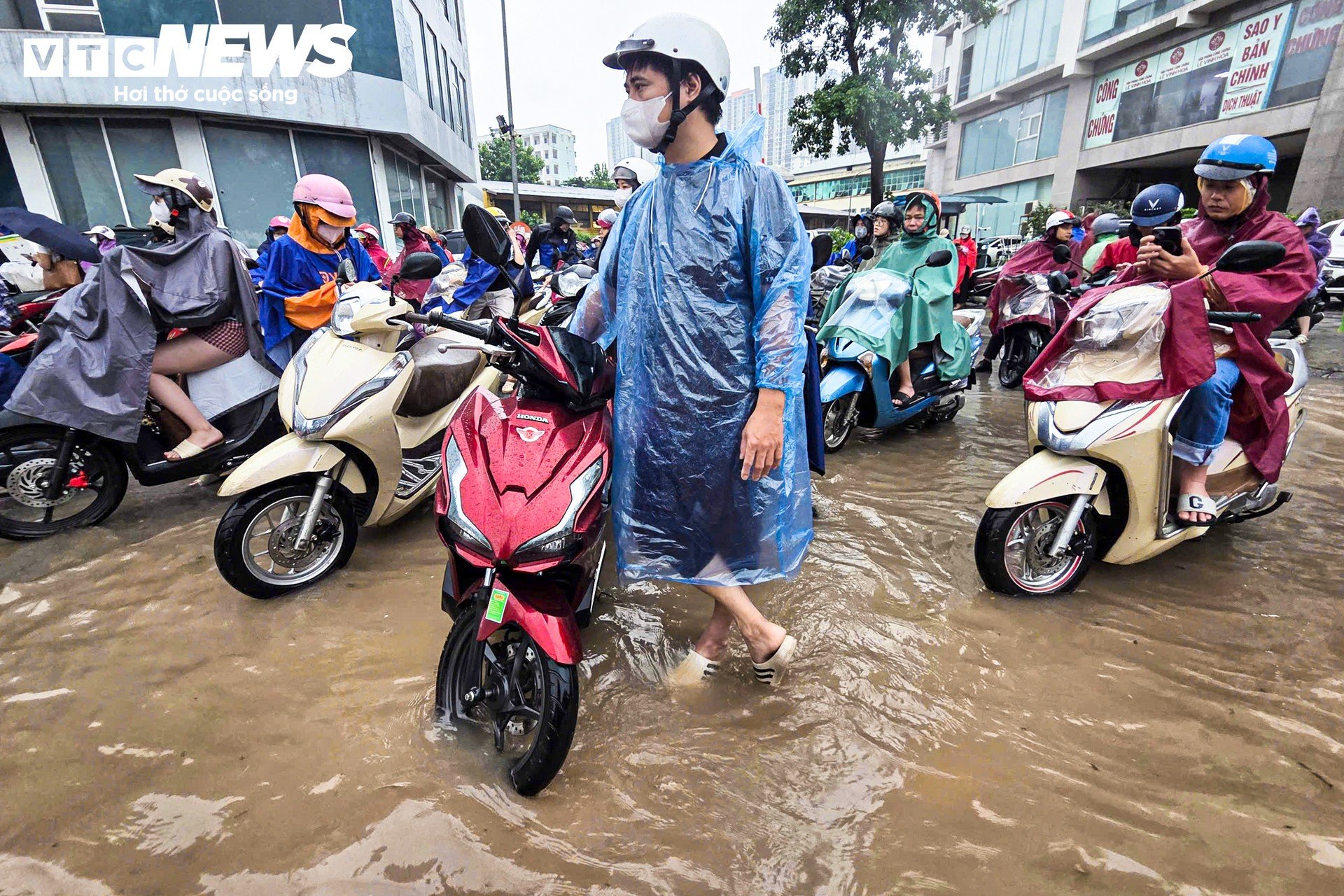 Đường Hà Nội biến thành sông sau cơn mưa lớn, người dân phải lội bộ đi làm - 15