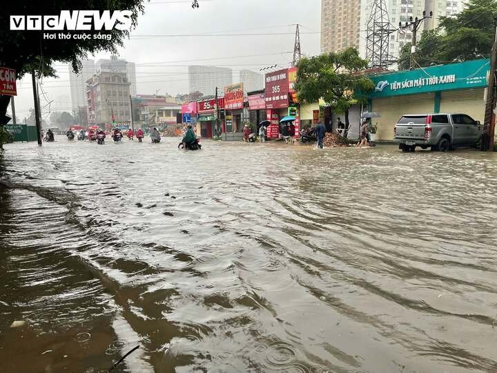 Mưa ngập khiến việc di chuyển gặp khó khăn.