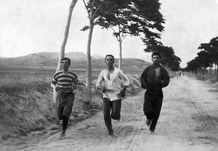 Charilaos Vasilakos (áo trắng) là vận động viên đầu tiên dành chiến thắng trong 1 cuộc chạy thử nghiệm. (Ảnh: History Files)