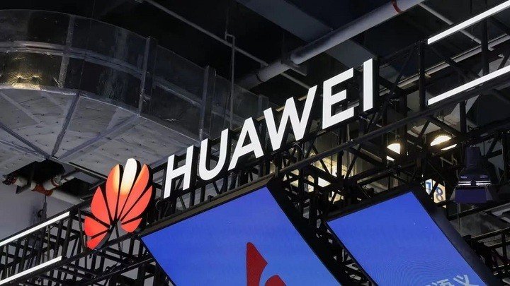 Logo Huawei tại Hội nghị Trí tuệ Nhân tạo Thế giới (WAIC) 2026 ở Thượng Hải, Trung Quốc. (Ảnh: Reuters)