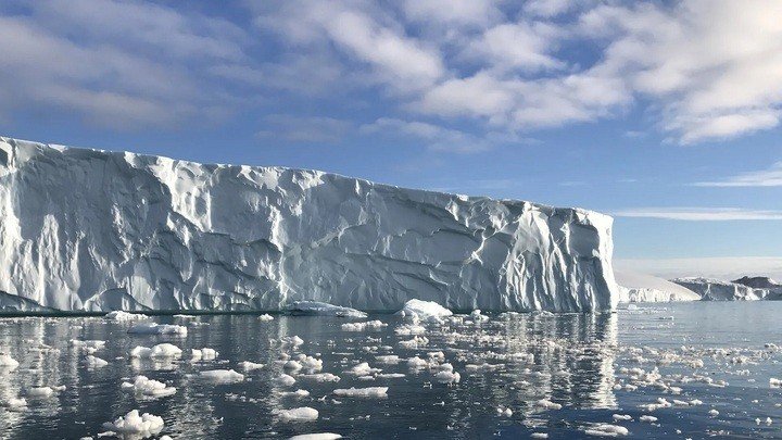 Băng trôi trên sông băng Jakobshavn tại vịnh Disko, Greenland. (Ảnh: Axios)