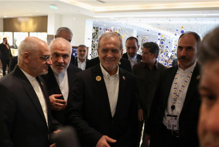 Tổng thống Iran Masoud Pezeshkian (ở giữa) dự Hội nghị thượng đỉnh BRICS lần thứ 18 diễn ra tại Ấn Độ. (Ảnh: Reuters)