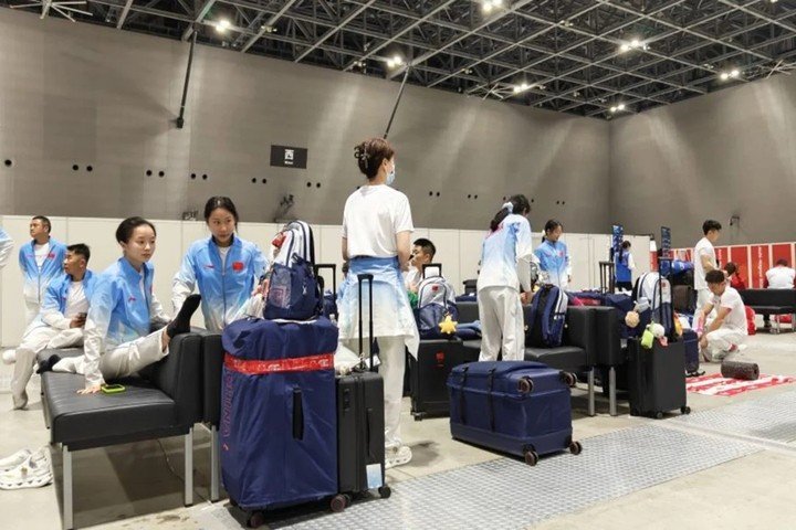 Các thành viên của đoàn thể thao Trung Quốc không thể rời sân bay. (Ảnh: SCMP)
