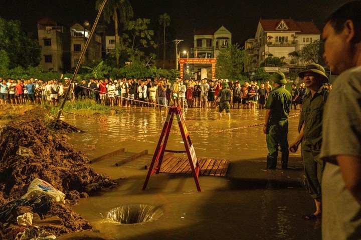 Người dân theo dõi hiện trường.
