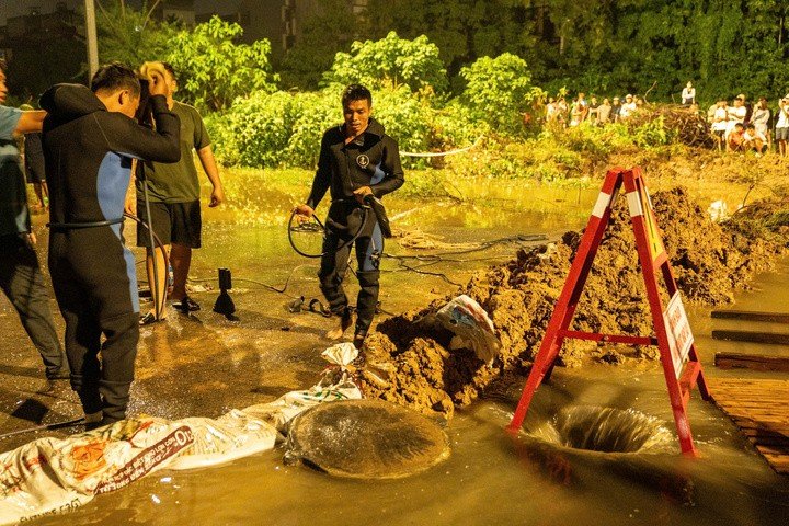 Cùng với công an, quân đội, thợ lặn cũng được huy động tìm kiếm nam sinh nghi mất tích.