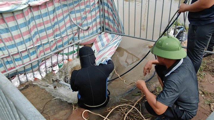 Thợ lặn xuống hố sâu tìm kiếm nam sinh nghi bị nước cuốn.