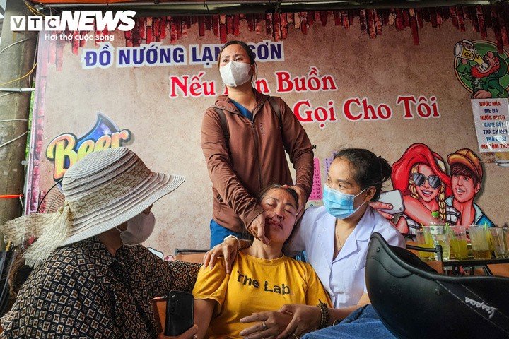 “Cho con em về nhà đi”, chị Trần Thị Yến, mẹ S., bật khóc nghẹn ngào rồi ngất lịm. Người thân phải dìu chị và liên tục động viên trong lúc lực lượng chức năng đưa thi thể S. rời hiện trường.
