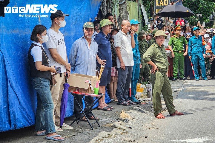 Khoảnh khắc đau xót nơi tìm thấy nam sinh gặp nạn ở Hà Nội - 7