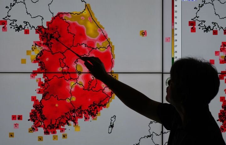 Nhân viên của Cục Khí tượng Hàn Quốc trình bày bản đồ dự báo thời tiết về nhiệt độ trên khắp nước này. (Ảnh: AP)