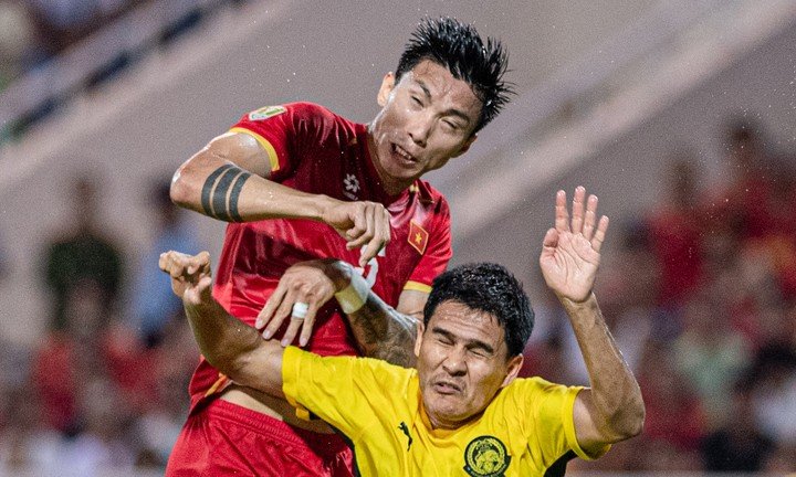 Văn Hậu nổi tiếng với lối chơi máu lửa nhưng đây cũng là điểm yếu của anh.