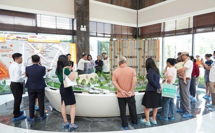 Lãi suất cao, doanh nghiệp bất động sản chia sẻ cùng người mua nhà. (Ảnh: Đại Việt)