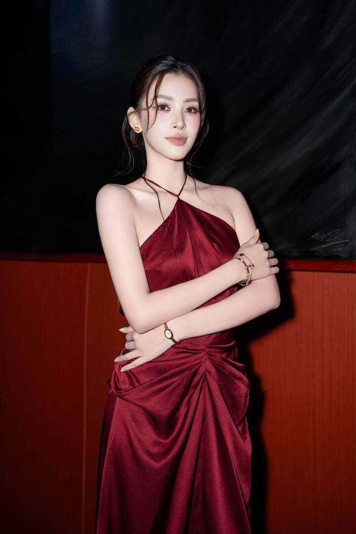 Thời điểm hiện tại, Tiểu Vy vẫn đắt show sự kiện, là gương mặt đại diện của nhiều nhãn hàng. Gương mặt của người đẹp sinh năm 2000 được đánh giá là có “tỷ lệ vàng”, nhan sắc ngày càng rực rỡ.