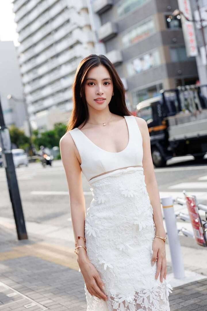 “Hành trình vẫn còn tiếp tục, và Vy hy vọng mình sẽ luôn có thể dùng những gì mình có để mang thêm một chút điều tốt đẹp đến những hoàn cảnh khó khăn”, nàng hậu tâm sự.