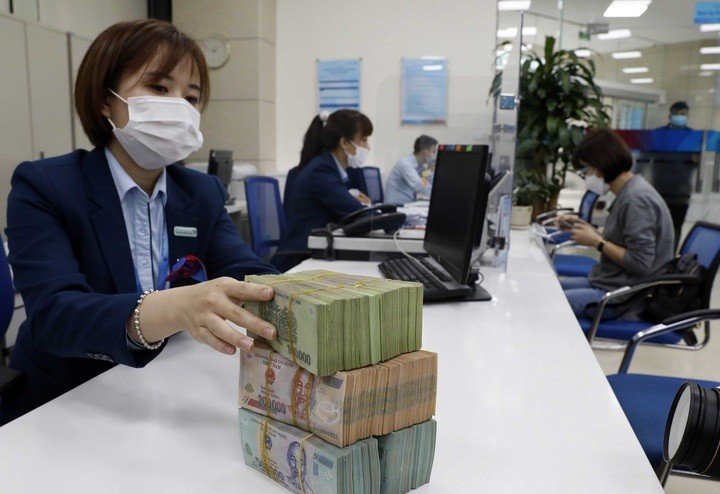 Lãi suất huy động duy trì ở mức cao, trong khi nhiều kênh đầu tư kém hấp dẫn, khiến tiền gửi của người dân tiếp tục tăng mạnh, cao nhất từ trước đến nay. (Ảnh minh họa).