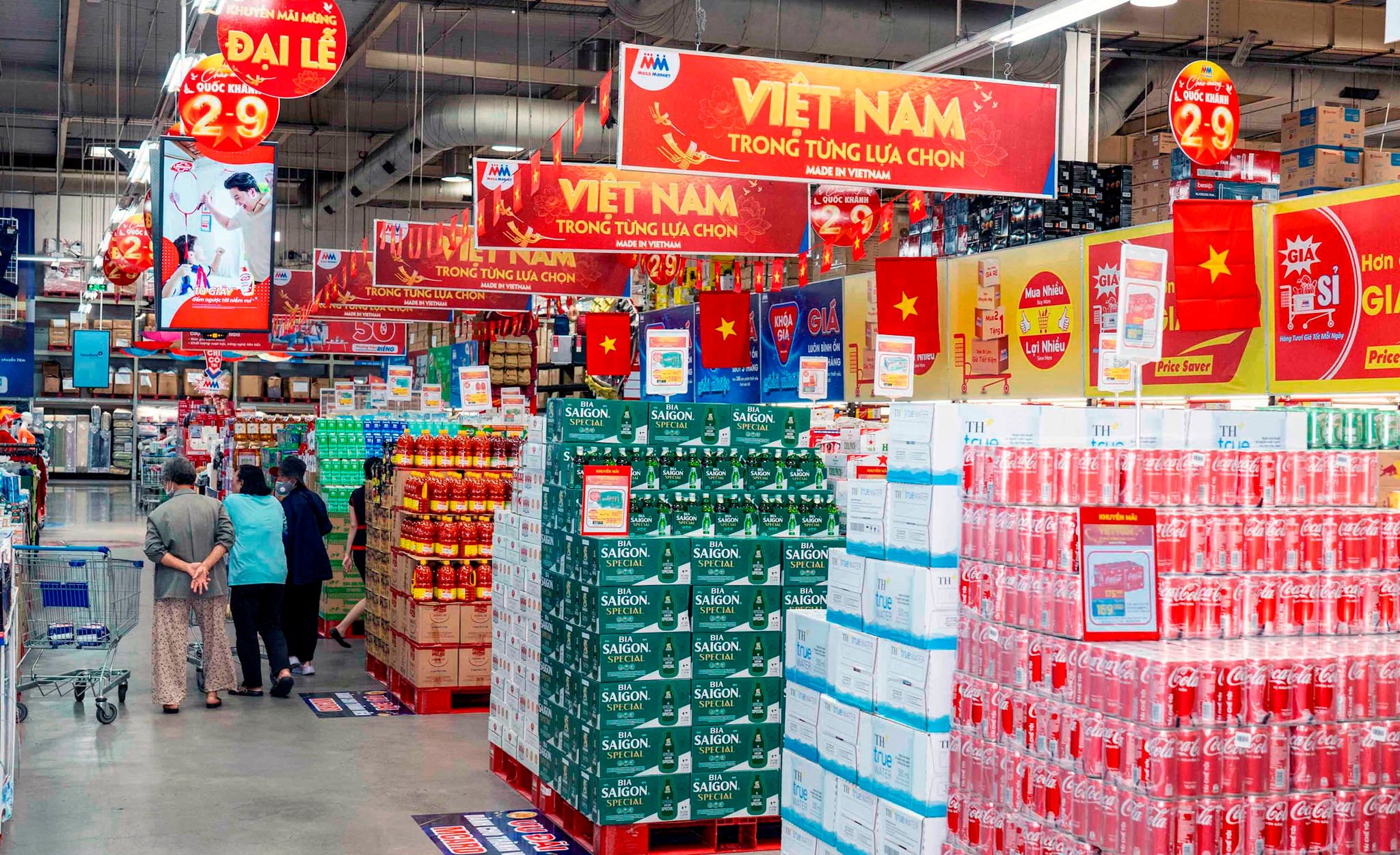 Người tiêu dùng mua sắm hàng giảm giá tại siêu thị MM Mega Market Việt Nam. Ảnh: Hoài Nam