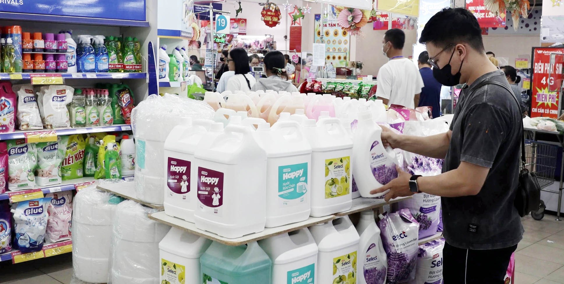 Người tiêu dùng mua sản phẩm khuyến mãi tại a siêu thị Co.op Mart. Ảnh: Hoài Nam