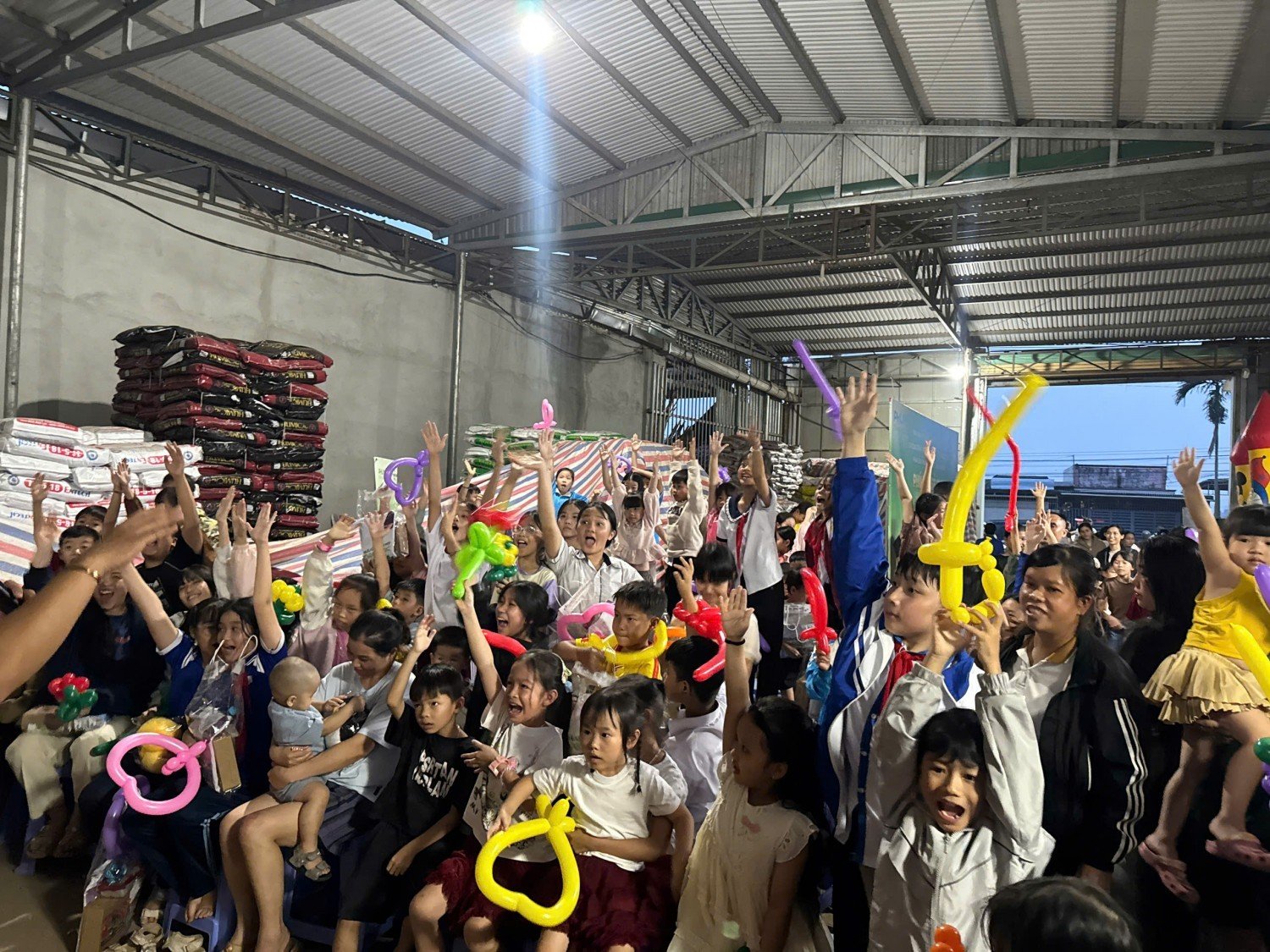 Không khí lễ hội sôi nổi, mang đến cho các em nhỏ một mùa Trung thu trọn vẹn và ấm áp.
