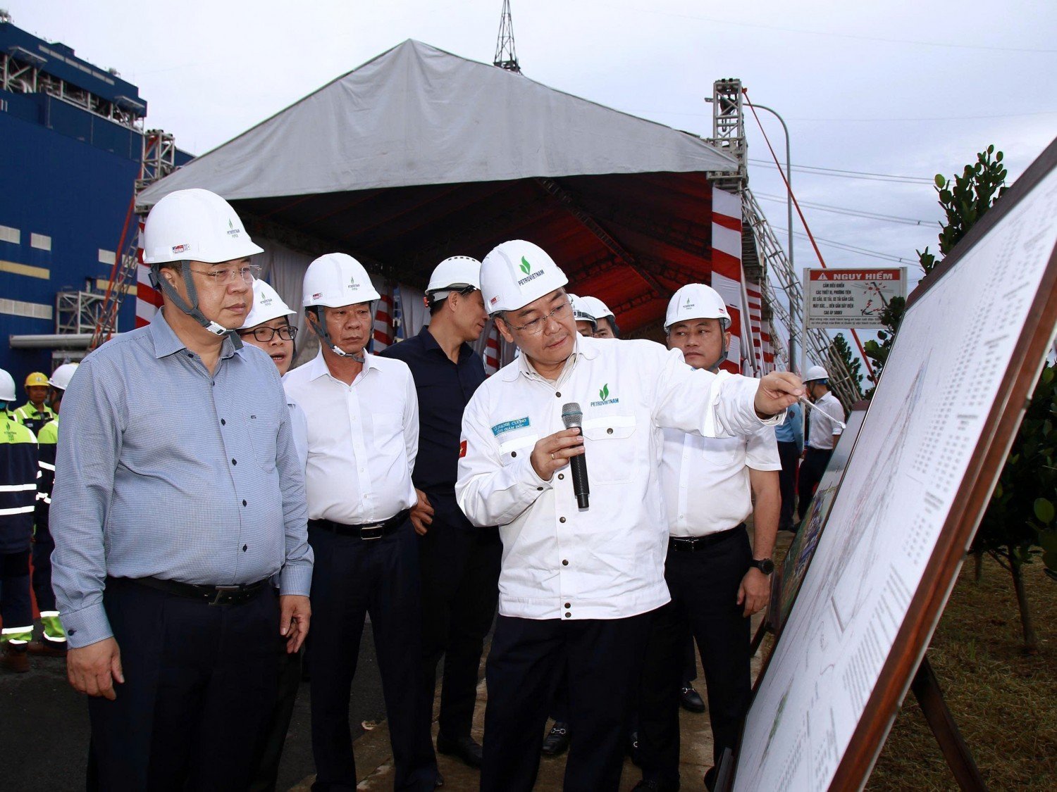 Phó Thủ tướng Thường trực Chính phủ Phạm Gia Túc nghe báo cáo của PETROVIETNAM về các dự án NMNĐ Sông Hậu 1 và hạ tầng tại TTĐL Sông Hậu