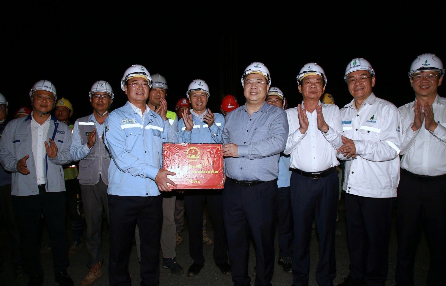 Phó Thủ tướng Thường trực Chính phủ Phạm Gia Túc tặng quà người lao động làm việc tại công trường Dự án NMNĐ Ô Môn 3 và 4