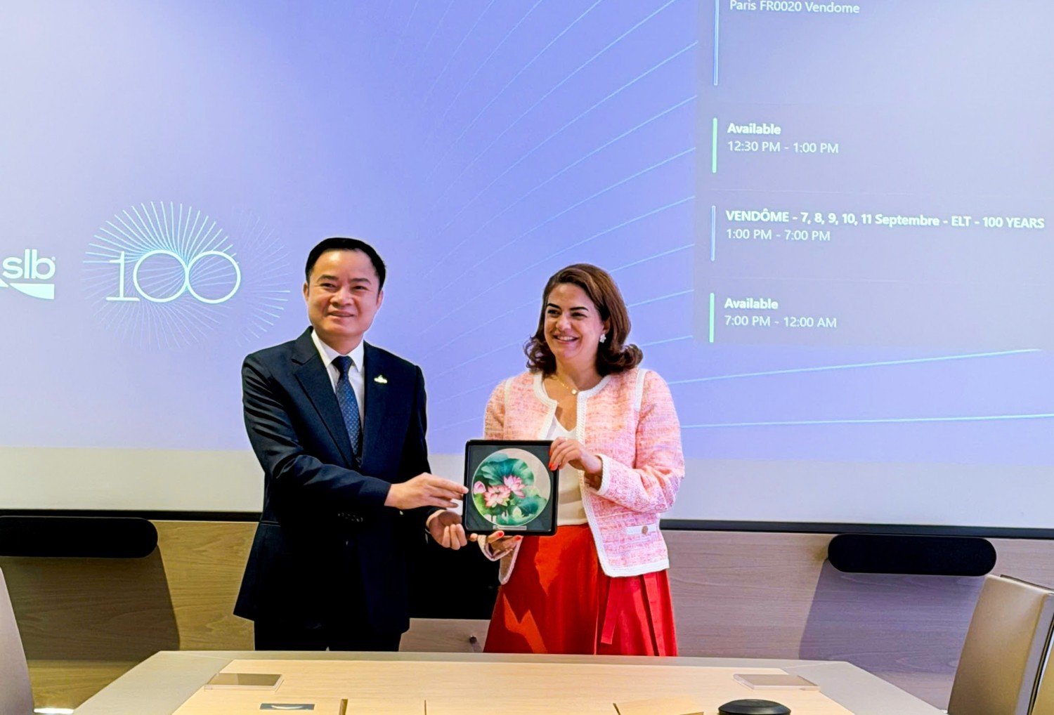 Chủ tịch HĐTV PETROVIETNAM Lê Ngọc Sơn tặng quà lưu niệm lãnh đạo Genvia